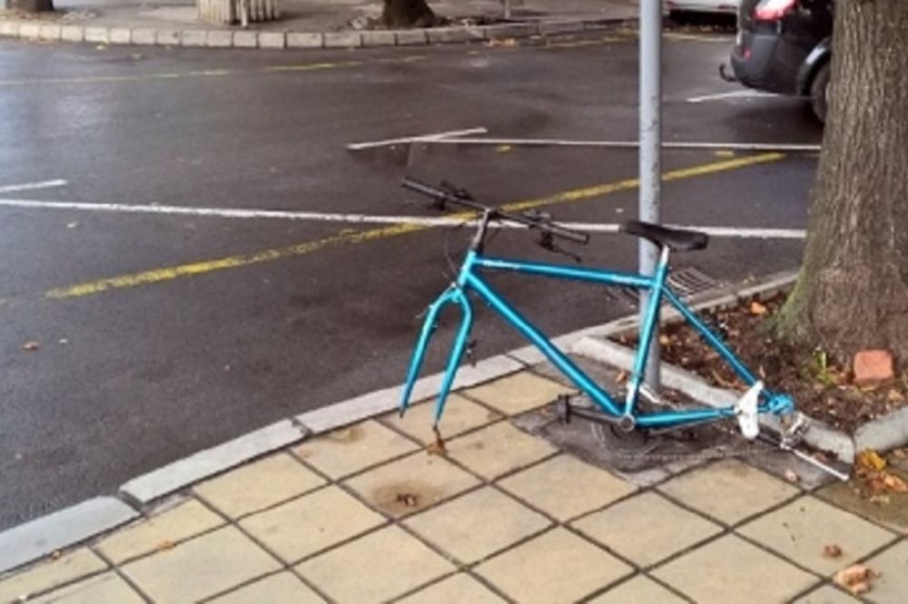 Vezao bicikl za stub ispred policije, lopovi mu odneli točkove! (FOTO)