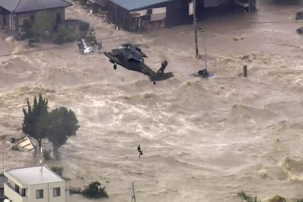 LJUDI VISE S KROVOVA, KUĆE TONU: Totalni potop u Japanu! (FOTO) (VIDEO)