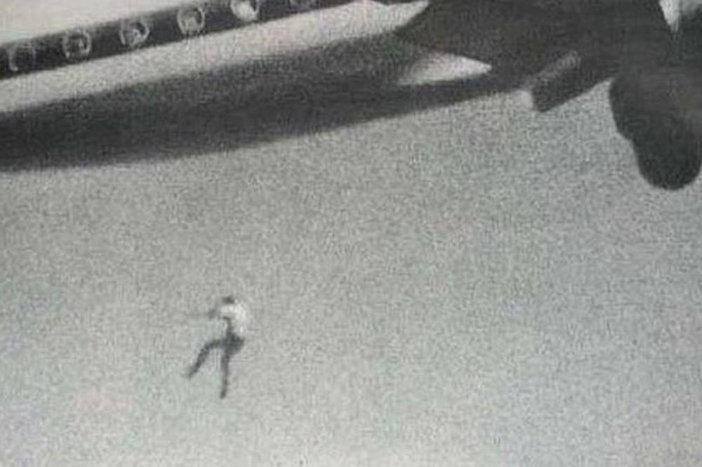 FOTOGRAF 7 DANA NIJE ZNAO DA JE OVO SNIMIO: Dečak je pao iz aviona pre skoro 50 godina, ovako se odigrala tragedija