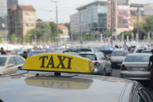 ZAŠTO NE MOŽEMO DA DOBIJEMO TAKSTI KADA PADNU KIŠA ILI SNEG U BEOGRADU? 60 taksista PREMINULO OD KORONE