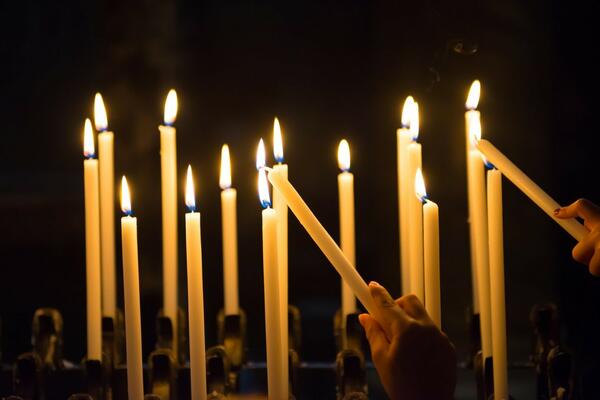 ZA POKOJ DUŠA NASTRADALE DECE U SRBIJI: Paljenje sveća organizovano u Crnoj Gori