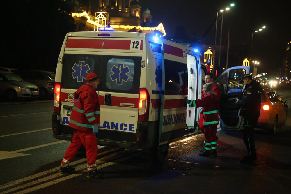 ZAKUCALI SE "PORŠEOM" U ZID: Povređena dva momka u Beogradu