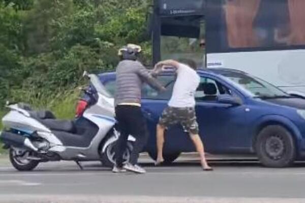 UŽASAN PRIZOR NA ULICI U SREMSKOJ KAMENICI: Motorista i vozač se brutalno pesničili nasred puta (VIDEO)