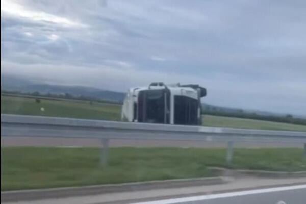 SAOBRAĆAJNA NESREĆA NA PUTU NIŠ - LESKOVAC: Prevrnuo se kamion pored puta (VIDEO)