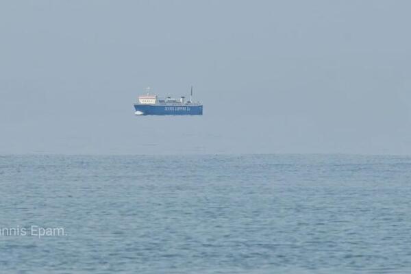ZBOG OVOG FENOMENA SA SLIKE IZ GRČKE, SVI UNEZVERENO TRLJAJU OČI: Brod "PRELETEO" do obale, neverica (FOTO)