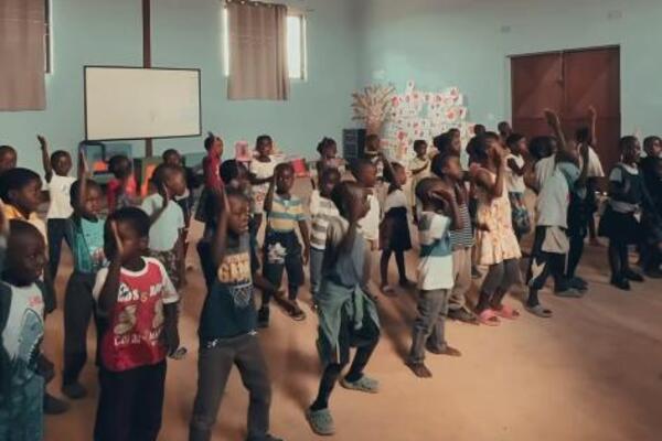 HIT SNIMAK IZ AFRIKE: Deca plešu uz "RIM TIM TAGI DIM", skinuli KOREOGRAFIJU kao od šale (VIDEO)