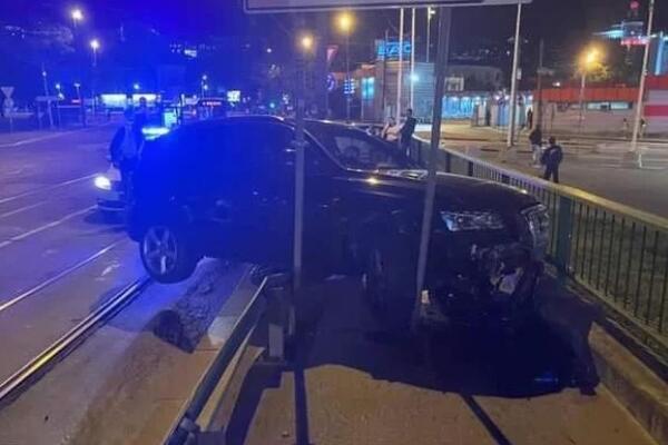 STRAŠNA NESREĆA KOD BAS-OVE STANICE: Automobil završio u ogradi! (FOTO)